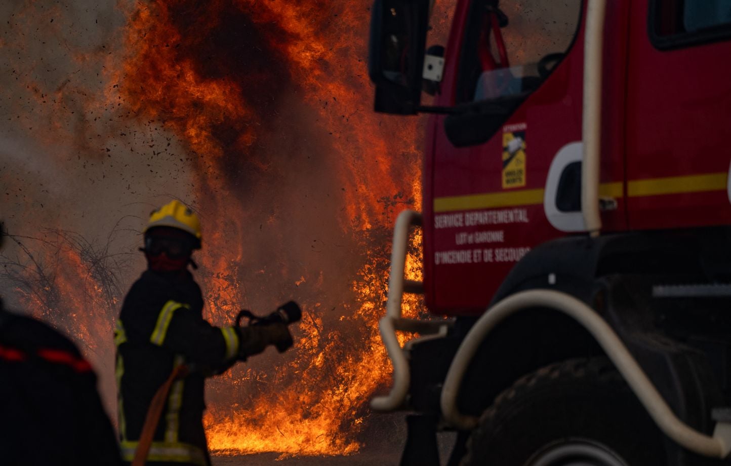 Un violento incendio destruye más de 1.400 hectáreas, miles de personas evacuadas Un violento incendio destruye más de 1.400 hectáreas, miles de personas evacuadas